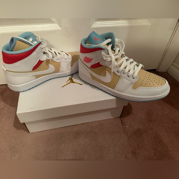 BNIB Women’s sz 9.5 Air Jordan 1 Mid SE sesame,white,flash crimson, psychic blue - Picture 5 of 9